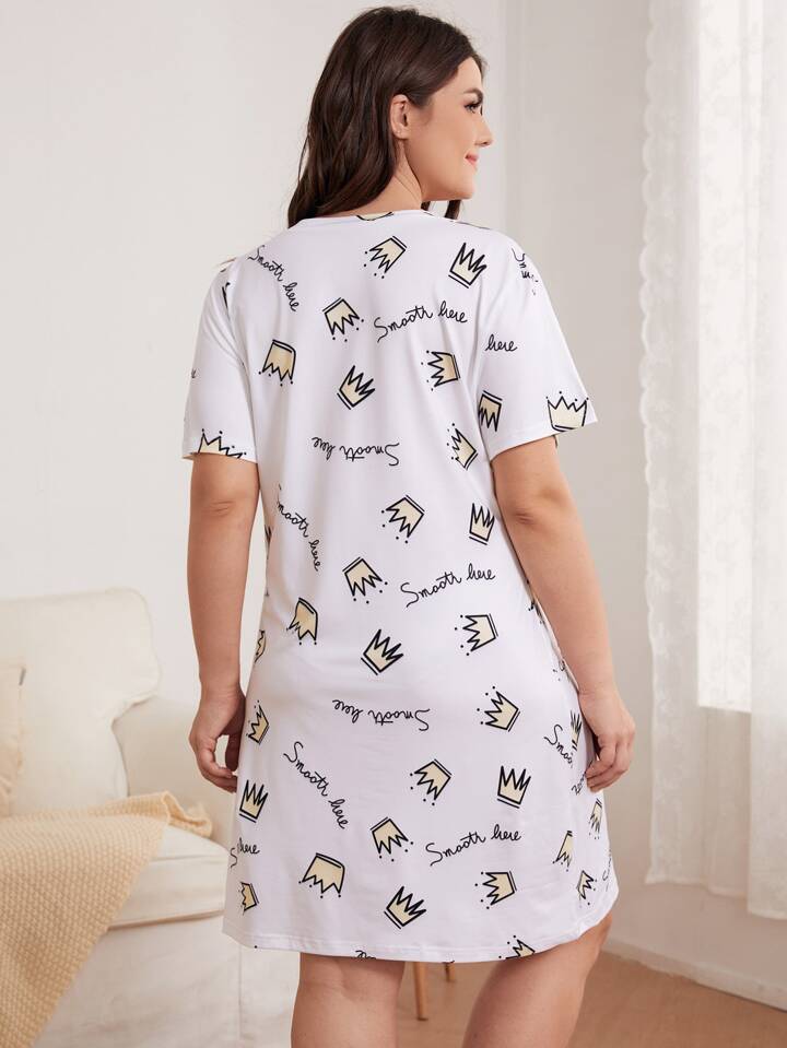 Nightdress with a graphic of a phrase and a crown, in plus size