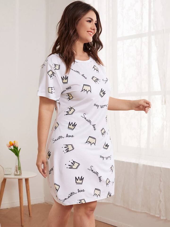Nightdress with a graphic of a phrase and a crown, in plus size